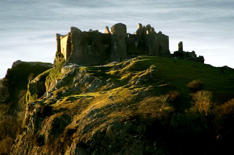 https://i.wp.pl/a/f/jpeg/32241/781_carreg_cennen_capt_gorgeous.jpeg