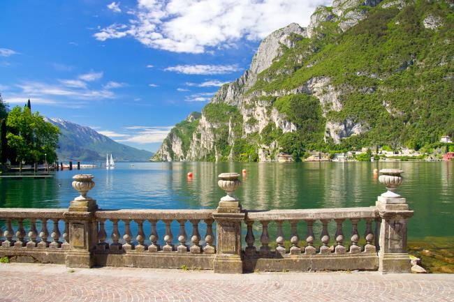 http://i.wp.pl/a/f/jpeg/32868/riva_del_garda_wlochy.jpeg