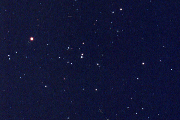 Aldebaran na tle Hiad (duży czerwonawy punkt po lewej stronie)