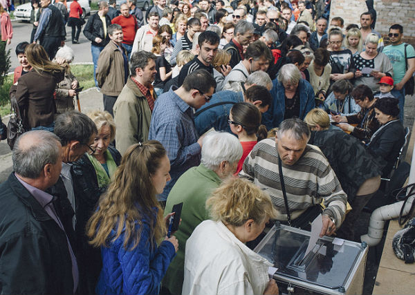 https://i.wp.pl/a/f/jpeg/33189/epa_referendum_ukraina_tlum600.jpeg