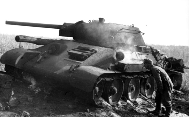 Zniszczony radziecki czołg T-34 pod Prochorowką. Niemieckie propagandowe zdjęcie z lipca 1943 r.