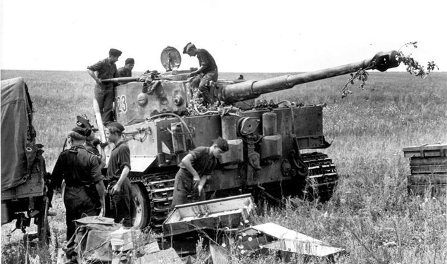 Załoga Tygrysa w czasie przygotowań do ofensywy. 21 czerwca 1943 r.